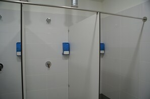 Shower, hair dryer, towels - Grelo Hostel (Ourense)