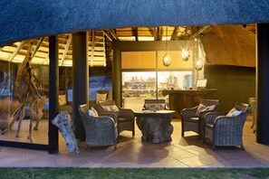 Lobby sitting area - Ai Aiba - The Rockpainting Lodge (Omaruru)