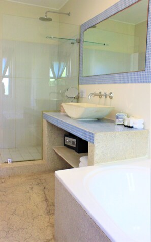 Luxury Room (Mosselrivier) side sea view | Bathroom | Free toiletries, hair dryer, bathrobes, towels - Villa Blu (Hermanus)