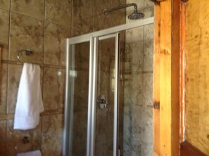 Shower, towels - Cottage in Orange Grove (Johannesburg)