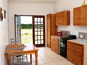 Georgia | Private kitchen | Fridge, microwave, electric kettle, cookware/dishes/utensils