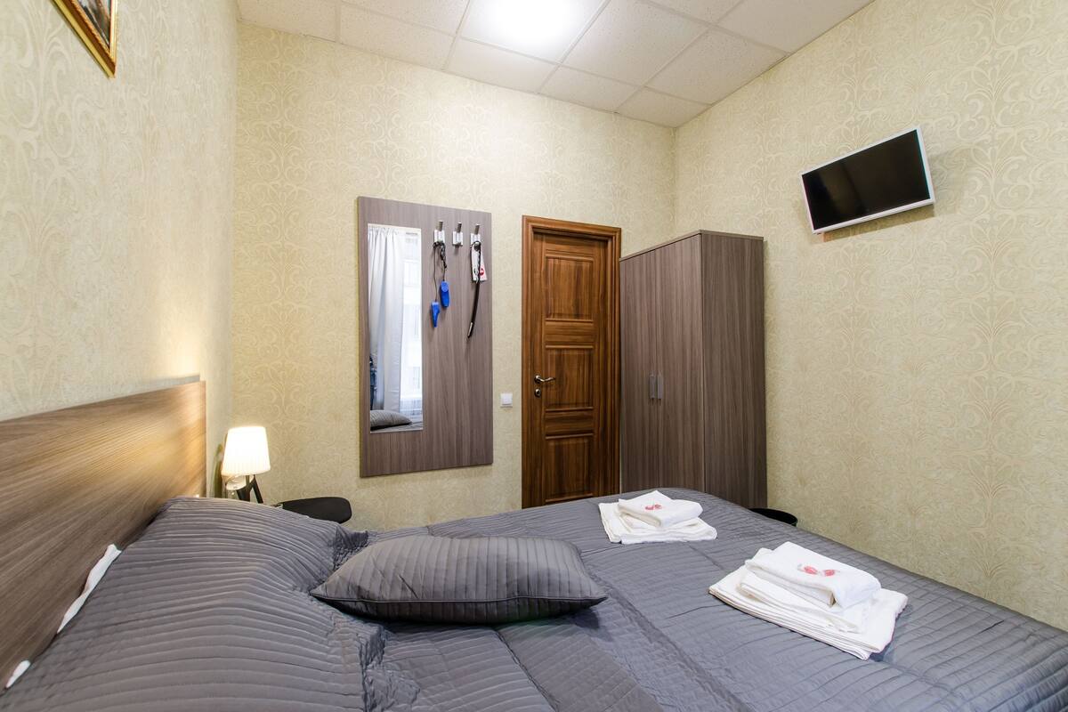 Habitación doble económica, baño compartido | Escritorio, tabla de planchar con plancha, wifi gratis y ropa de cama