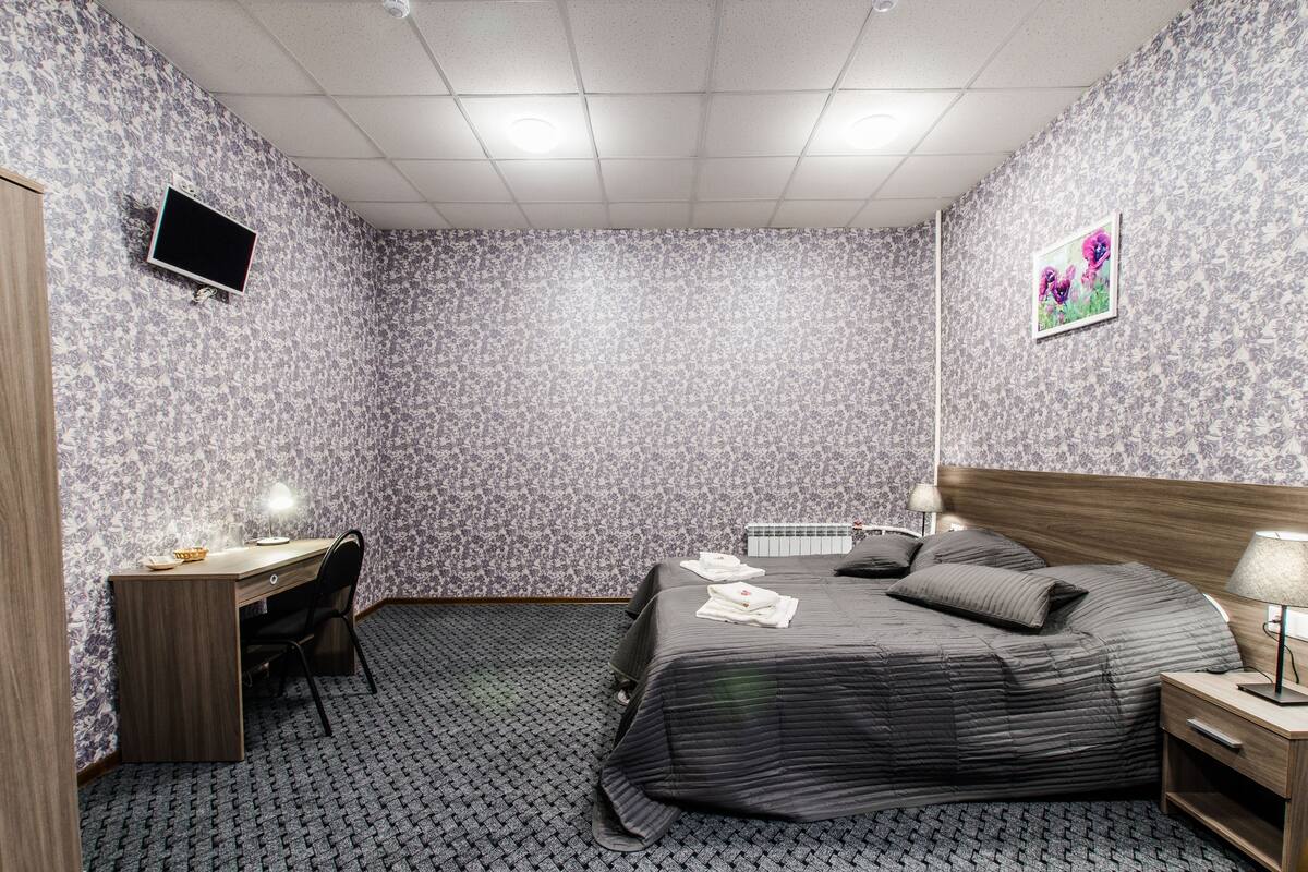 Habitación estándar con 2 camas individuales, baño compartido | Escritorio, tabla de planchar con plancha, wifi gratis y ropa de cama