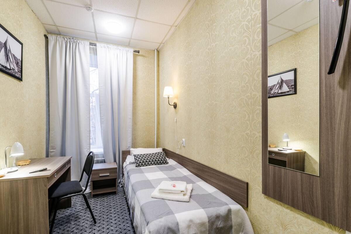 Habitación individual, baño compartido | Escritorio, tabla de planchar con plancha, wifi gratis y ropa de cama