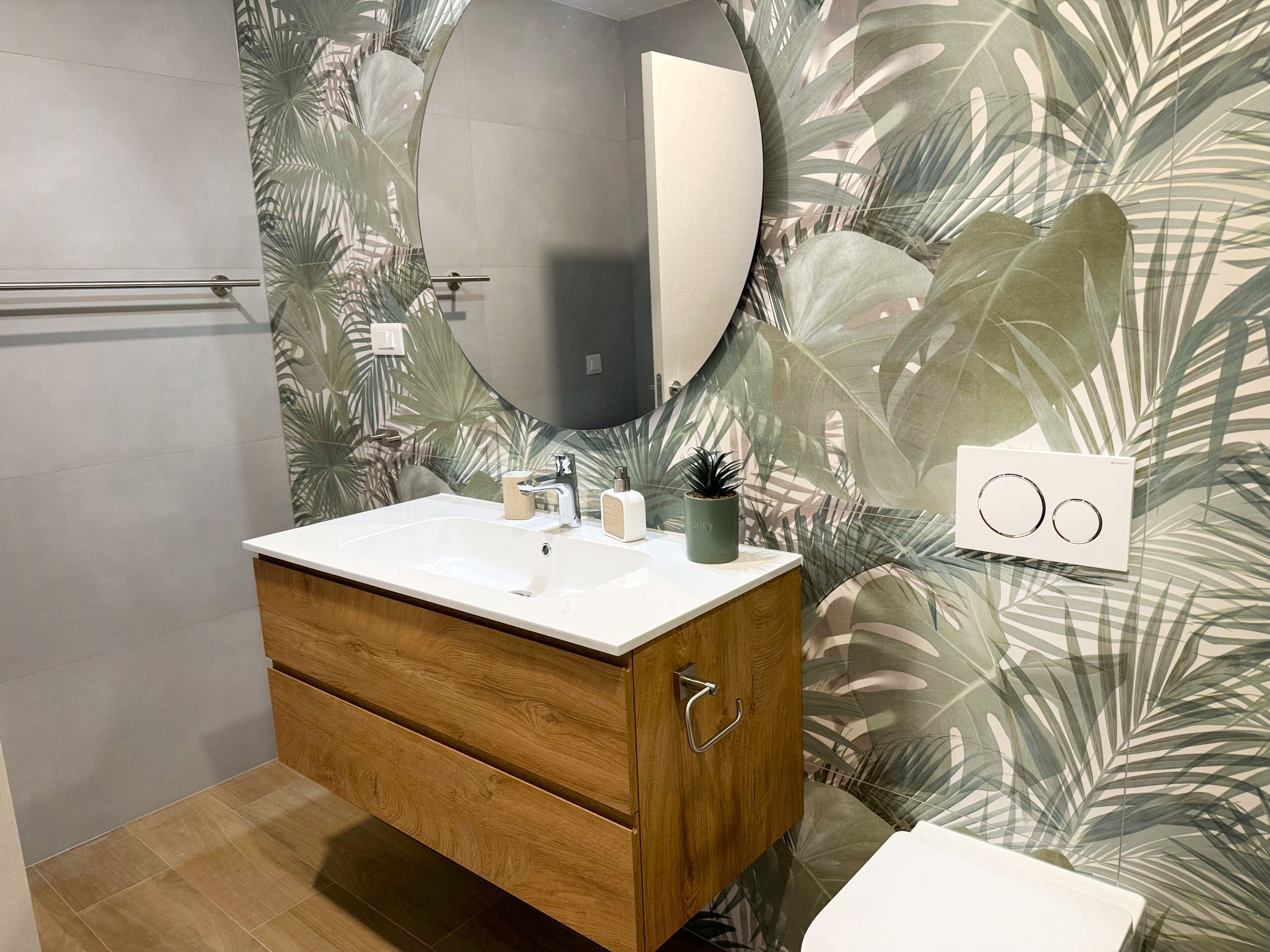 superior apartment, 2 bedrooms, balcony, sea view | bathroom | shower, hair dryer, towels