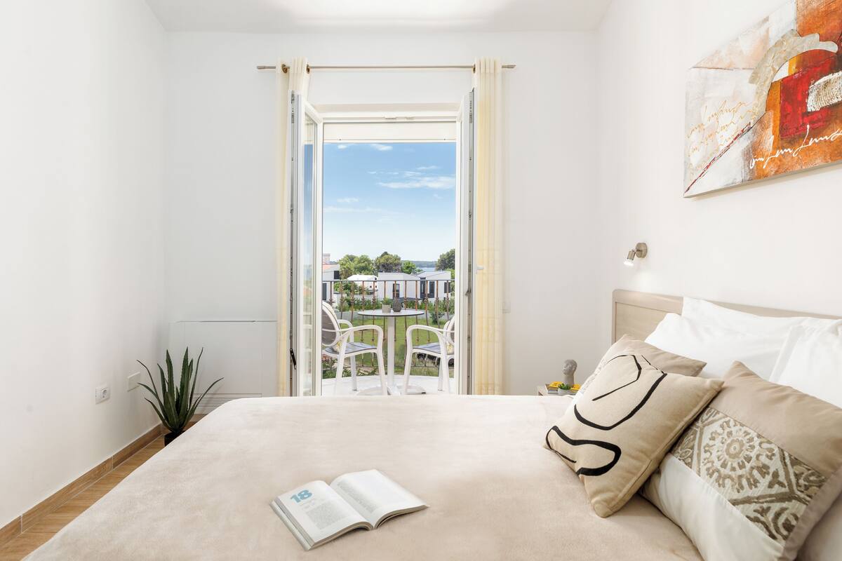 premium bedding, in-room safe, individually decorated