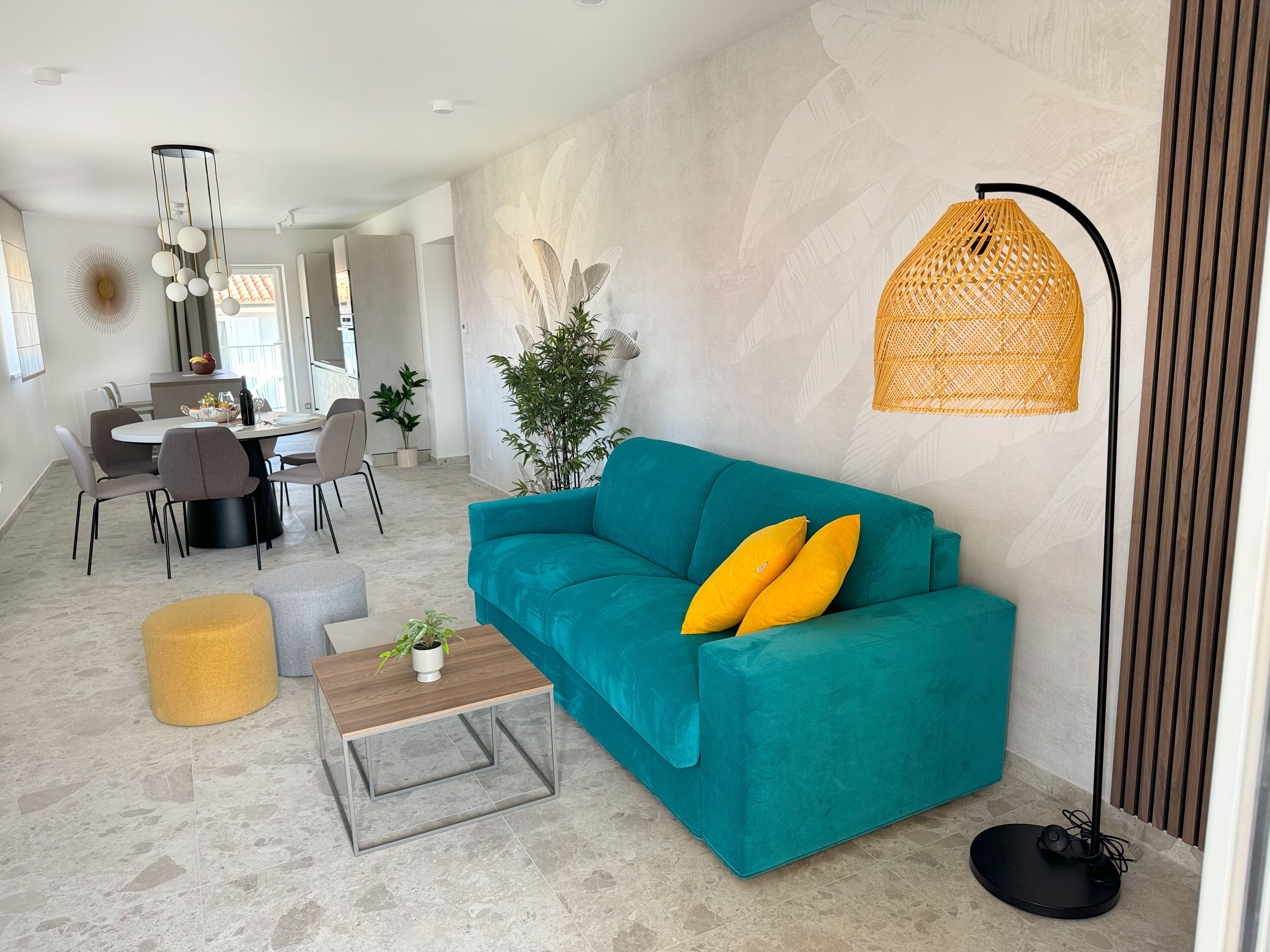 Appartement Supérieur, 2 chambres, balcon, vue mer | Coin séjour | Télévision à écran plat de 60 pouces avec chaînes par satellite