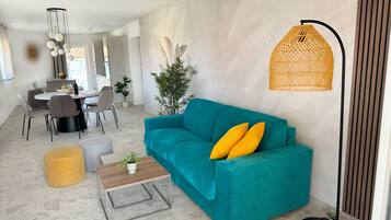 Appartement Supérieur, 2 chambres, balcon, vue mer | Coin séjour | Télévision à écran plat de 60 pouces avec chaînes par satellite