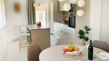 Appartement Supérieur, 2 chambres, balcon, vue mer | Cuisine privée | Réfrigérateur, bouilloire électrique, nécessaire de nettoyage