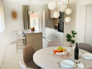 Apartamento superior, 2 quartos, sacada, vista para o mar | Cozinha privada | Geladeira, chaleira elétrica, produtos de limpeza
