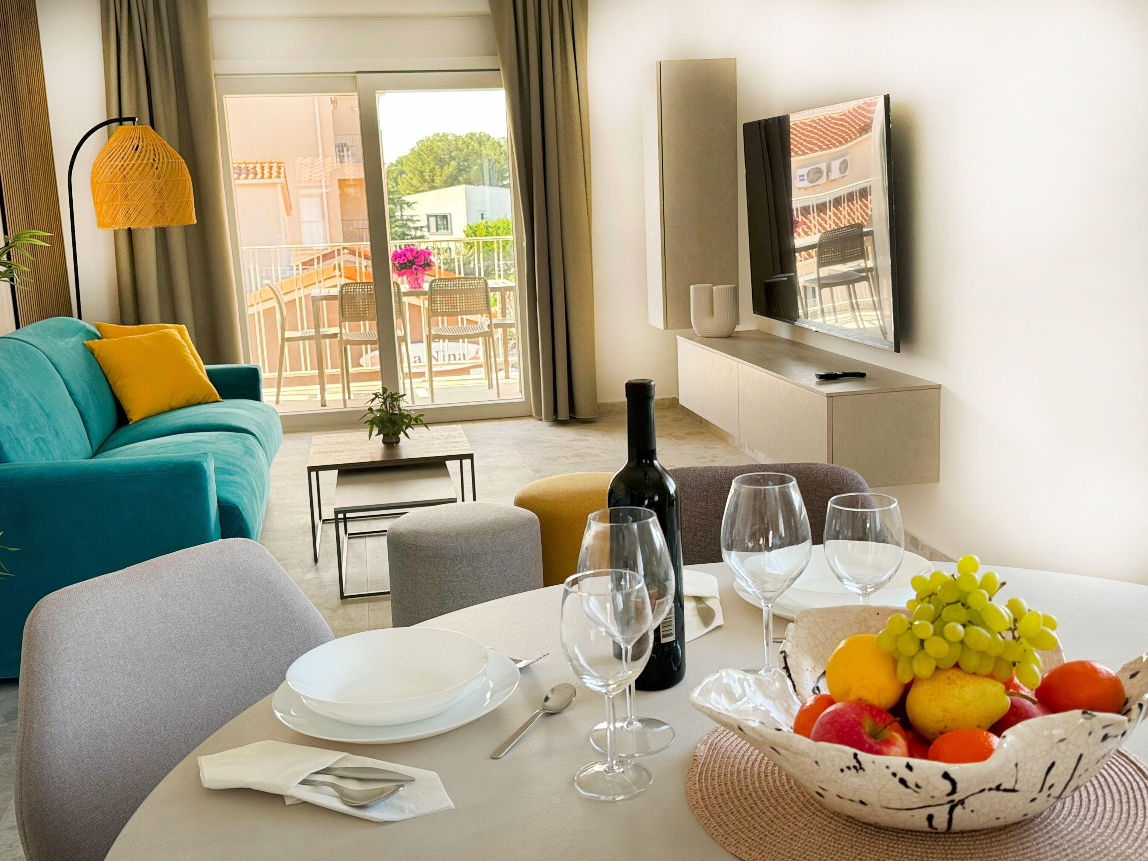 スーペリア アパートメント 2 ベッドルーム バルコニー シービュー | リビング エリア | 60 インチの薄型テレビ (衛星放送視聴可)、テレビ