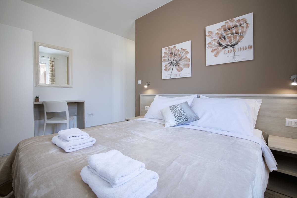 Ropa de cama de alta calidad y caja de seguridad en la habitación