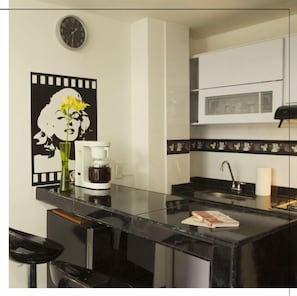 Studio suite, keuken, uitzicht op stad | Privékeuken | Een koelkast, een magnetron, een oven, een kookplaat