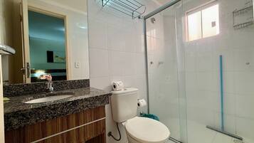 Basic Apartment | Bathroom | Shower, rainfall showerhead