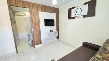 Apartamento | Zona de estar | Una televisión