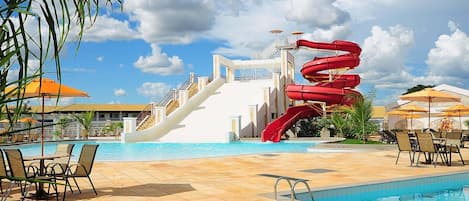 15 piscinas externas, guarda-sóis, espreguiçadeiras