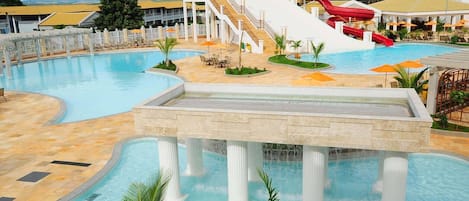 15 室外游泳池,池畔遮阳伞,日光浴躺椅
