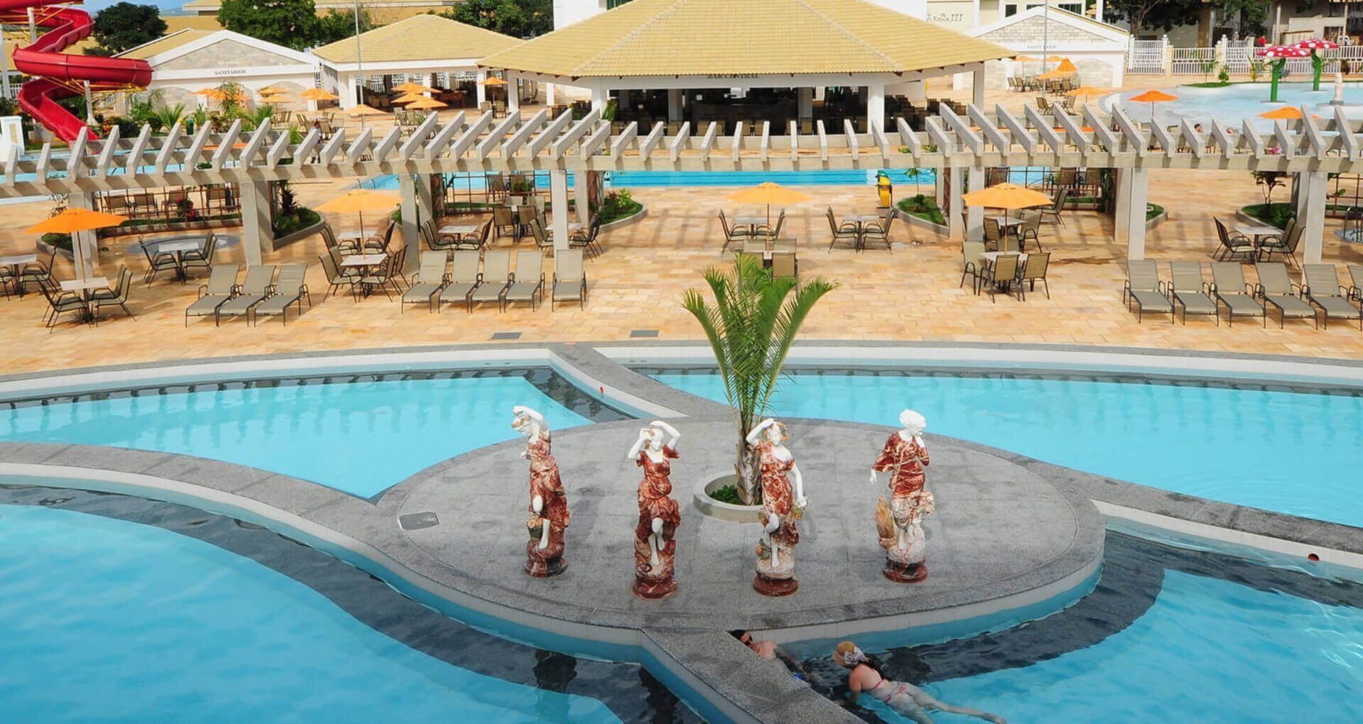 15 piscinas al aire libre, sombrillas, sillones reclinables de piscina