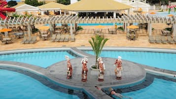 15 piscinas al aire libre, sombrillas, sillones reclinables de piscina