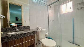 Basic Apartment | Bathroom | Shower, rainfall showerhead
