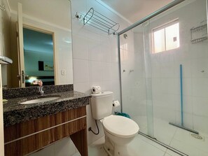 Basic Apartment | Bathroom | Shower, rainfall showerhead