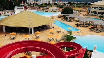 15 utendørsbassenger, bassengparasoller og solsenger