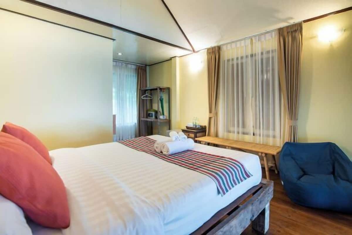 Laptop workspace, free WiFi, bed sheets