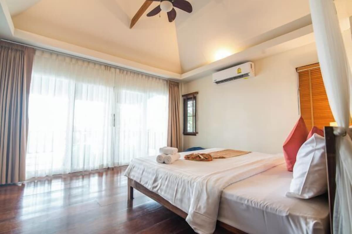 Ruang kerja ramah laptop, tempat tidur bayi, dan Wi-Fi gratis
