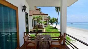 Espacio para trabajar con un portátil, cunas, wifi gratis y ropa de cama