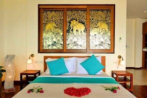 ノートパソコン用作業スペース、ベビーベッド、WiFi (無料)、ベッドシーツ