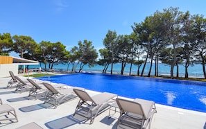 Piscina a l'aire lliure (horari: 08:00-21:00) i gandules