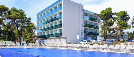 Piscina a l'aire lliure (horari: 08:00-21:00) i gandules