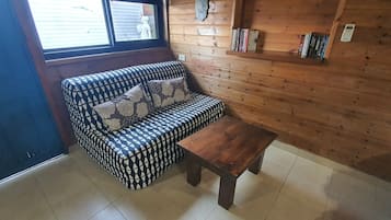 Suite estudio económica | Escritorio, tabla de planchar con plancha y cunas gratuitas