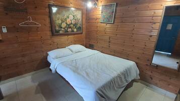 Suíte estúdio econômica | Escrivaninha, ferros/tábuas de passar roupa, berços grátis