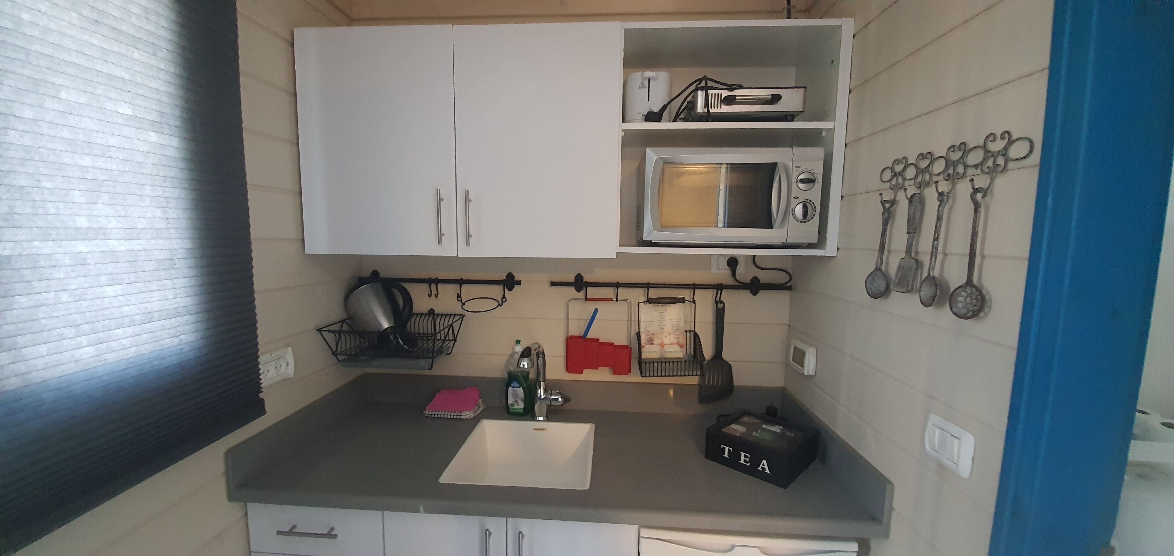 Junior Studio | Private kitchen | Fridge, microwave, coffee/tea maker, electric kettle