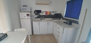 Chalet familial, 2 chambres | Cuisine privée | Réfrigérateur, four à micro-ondes, cafetière-théière