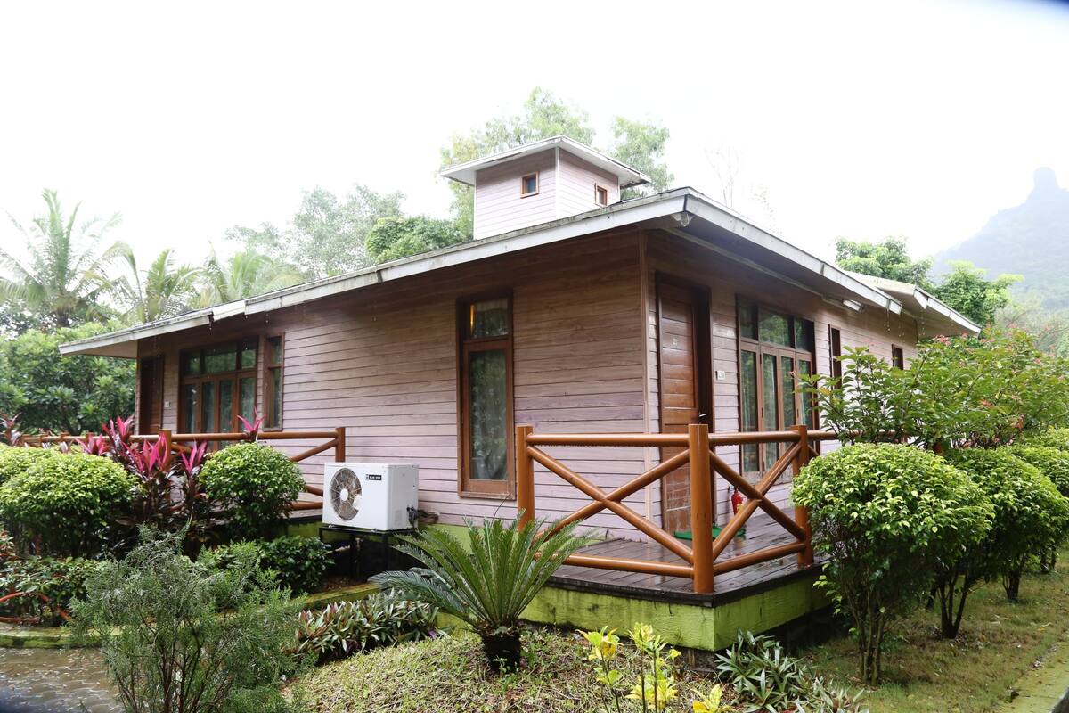 Cottage Suite Room | In-room safe, iron/ironing board