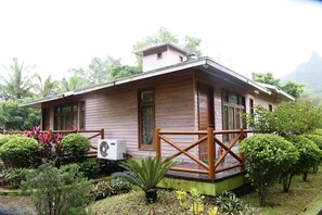 Deluxe Suite, 1 Bedroom, Ensuite, Garden View | Peti besi dalam bilik, seterika/papan seterika