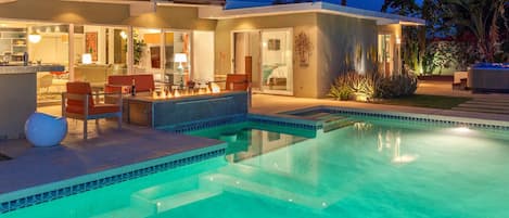 Hồ bơi ngoài trời