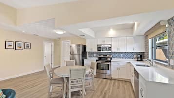 Luxury House, 3 Bedrooms, Pool View, Poolside | Private kitchen | Fridge, microwave, oven, stovetop