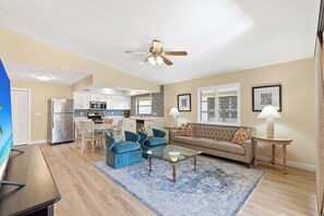 Flat-screen TV - Avanti Vacation Rental, Relaxing 3-BR Retreat with Private Pool Minutes from Vanderbilt Beach and Delnor-Wiggins State Park. Enjoy Southern Exposure, BBQ Area, and Pet-Friendly Comfort (Naples)