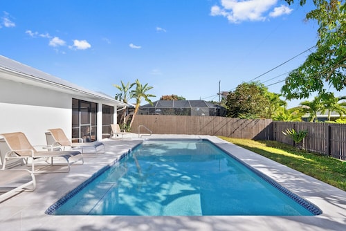 Avanti Vacation Rental, Relaxing 3-BR Retreat with Private Pool Minutes from Vanderbilt Beach and Delnor-Wiggins State Park. Enjoy Southern Exposure, BBQ Area, and Pet-Friendly Comfort