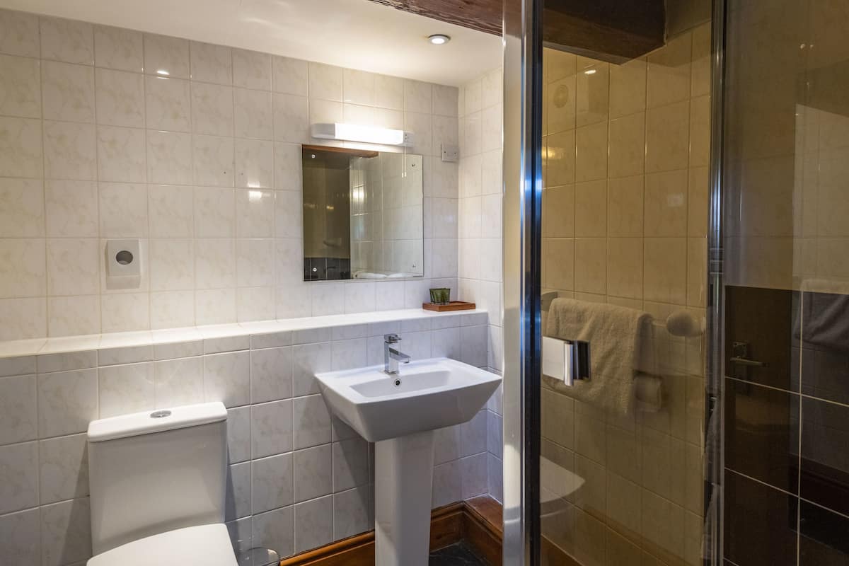 standard double or twin room | bathroom | free toiletries, hair dryer, towels