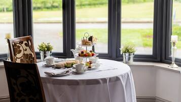 Der serveres morgenmad, frokost og aftensmad