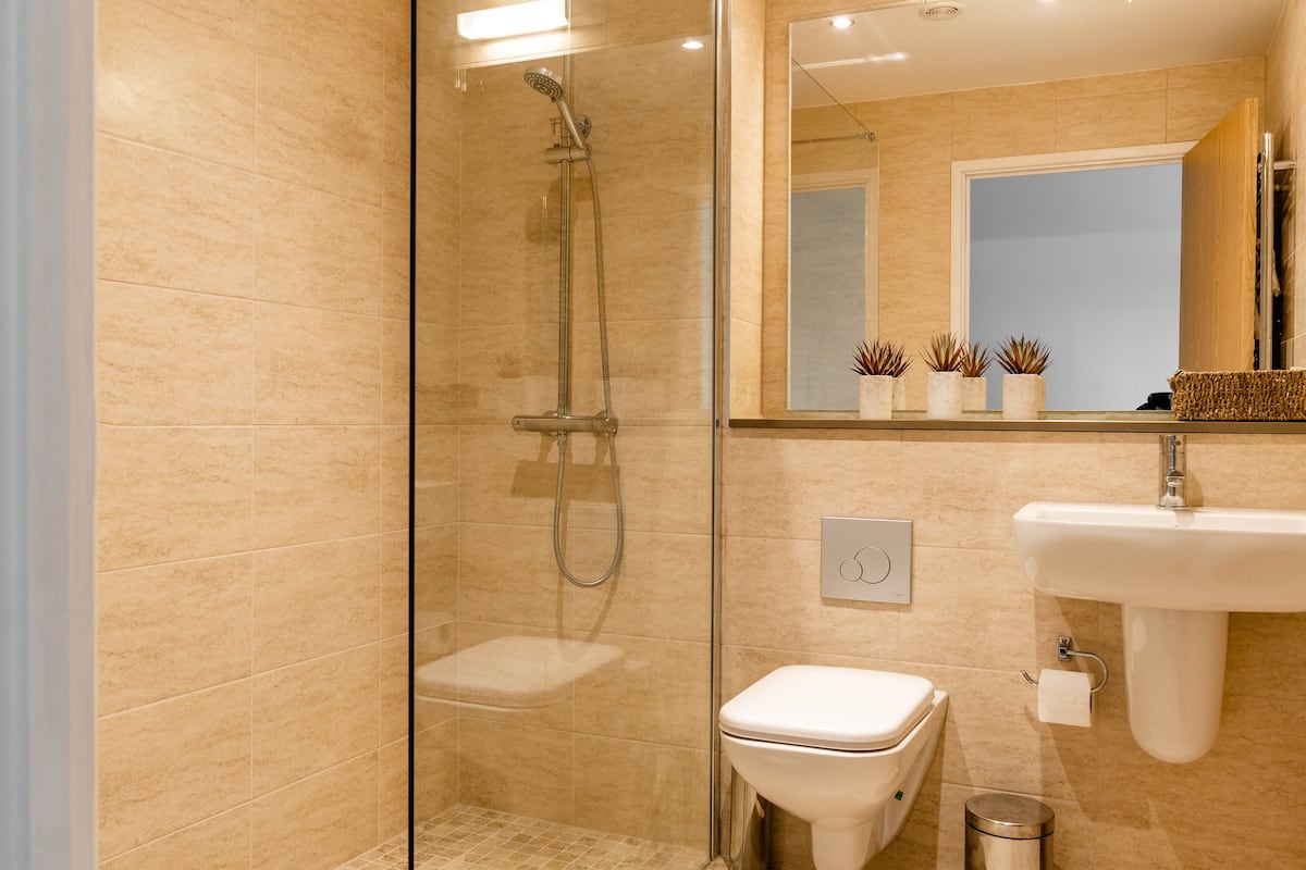 luxury double or twin room, patio, golf view | bathroom | free toiletries, hair dryer, towels