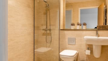 Kamar Double atau Twin Mewah, patio, pemandangan lapangan golf | Kamar mandi | Perlengkapan mandi gratis, pengering rambut, dan handuk