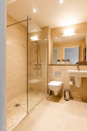 Luxe kamer, 1 twee- of 2 eenpersoonsbedden, patio, uitzicht op golfbaan | Badkamer | Gratis toiletartikelen, een haardroger, handdoeken