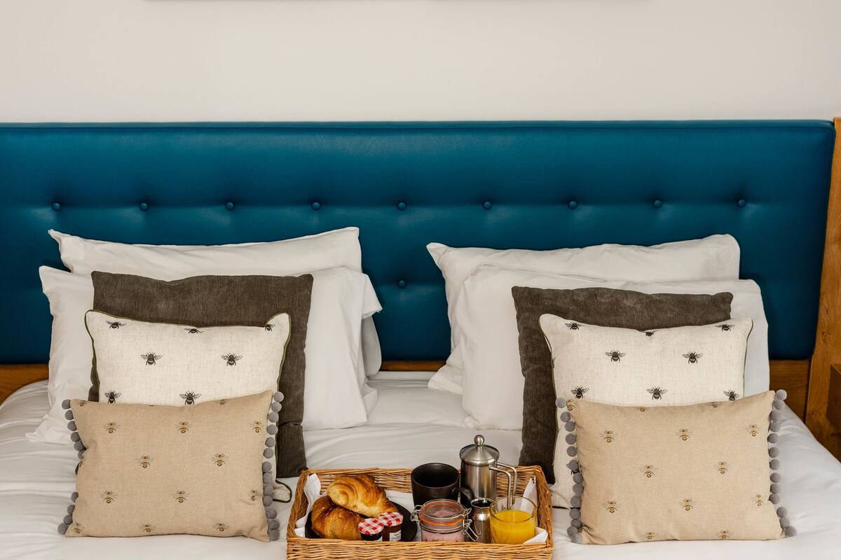 1 bedroom, premium bedding, desk, soundproofing