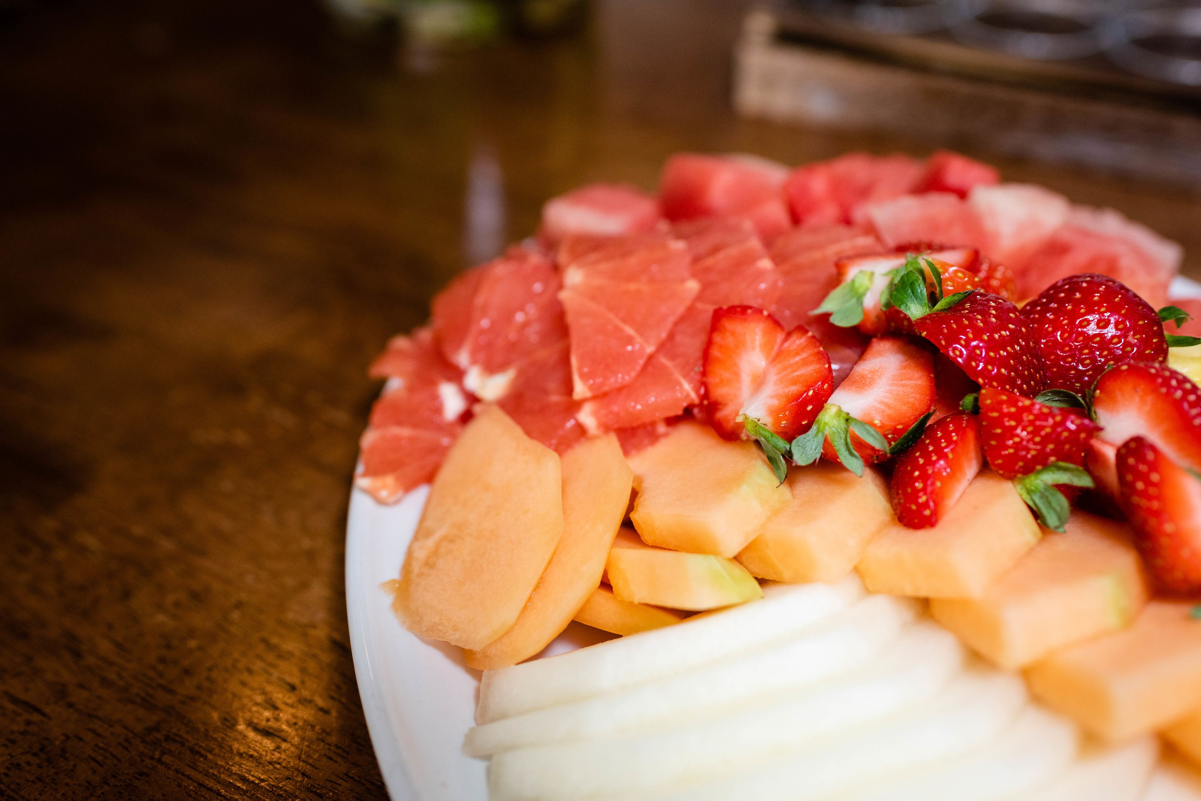 Un plato con frutas cortadas, como sandía, fresas y melón.