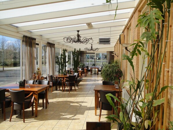 Breakfast, lunch, dinner served; local and international cuisine - De Wapser Herberg (Wapse)